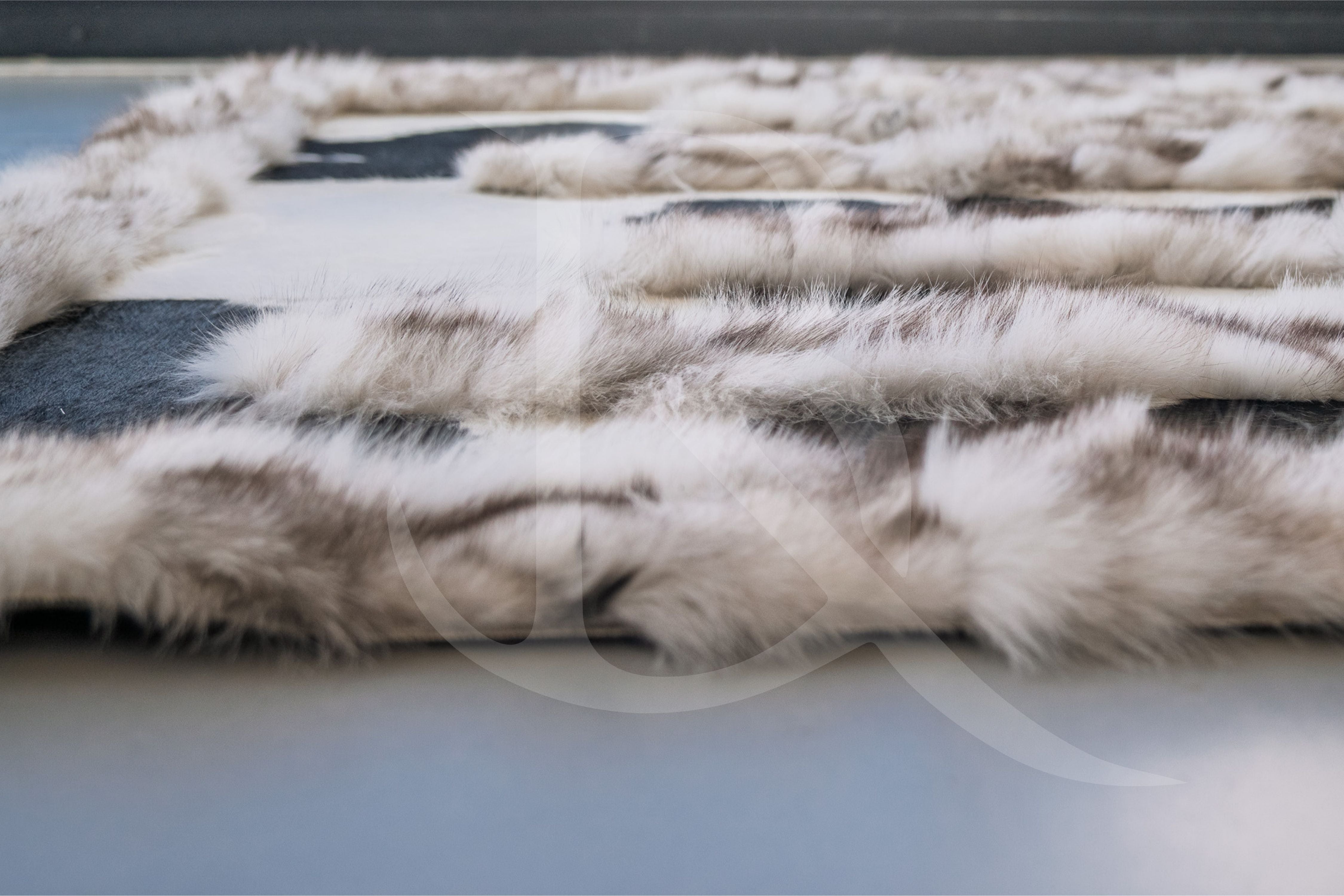 Tilki Kürkü Süslemeli Patchwork Cowhide Halı