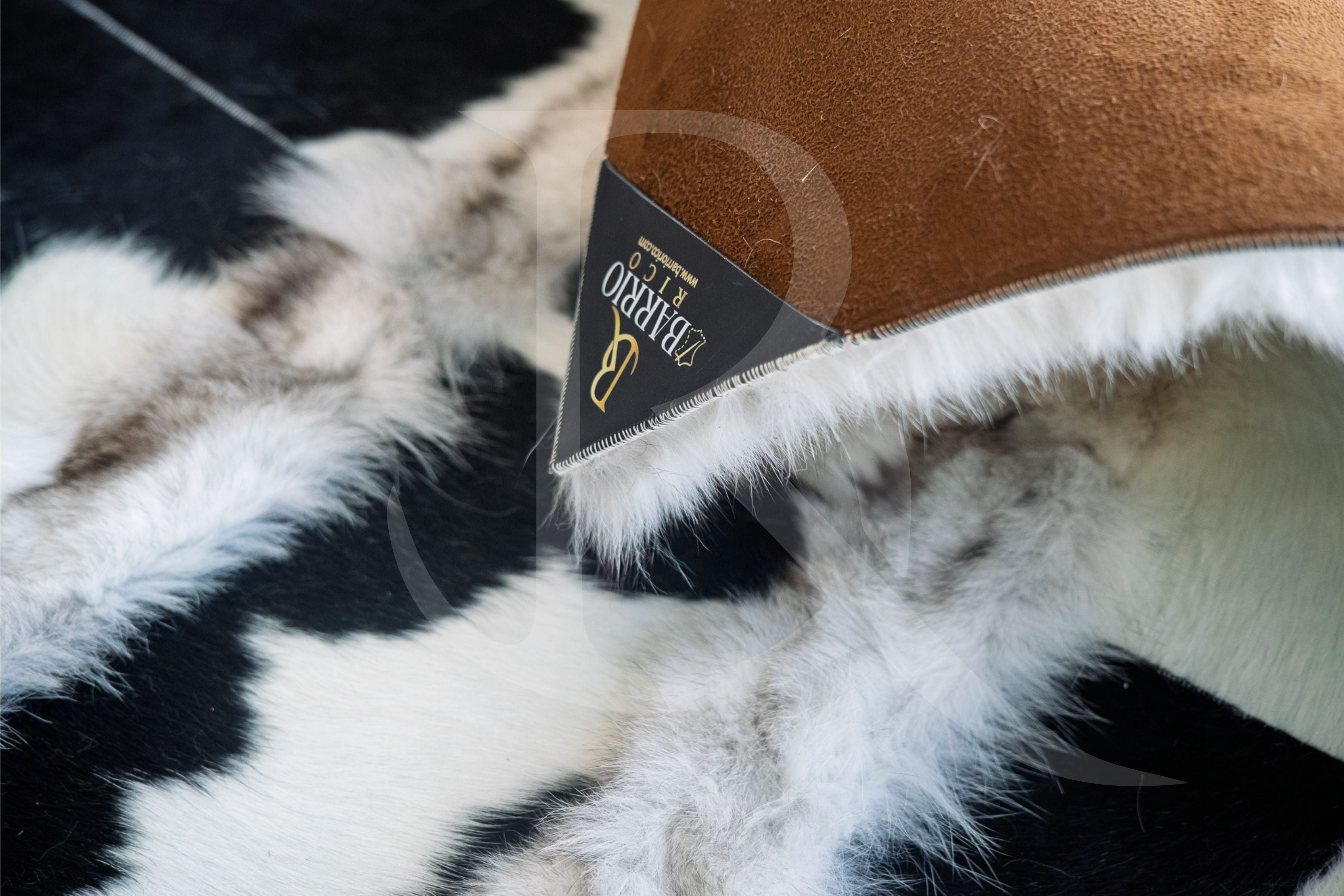 Tilki Kürkü Süslemeli Patchwork Cowhide Halı